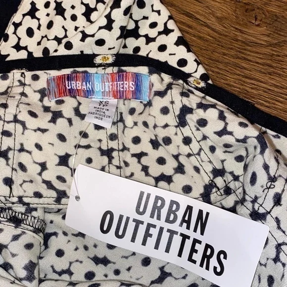 NWT Urban Floral Mini Skirt - Picture 2 of 4